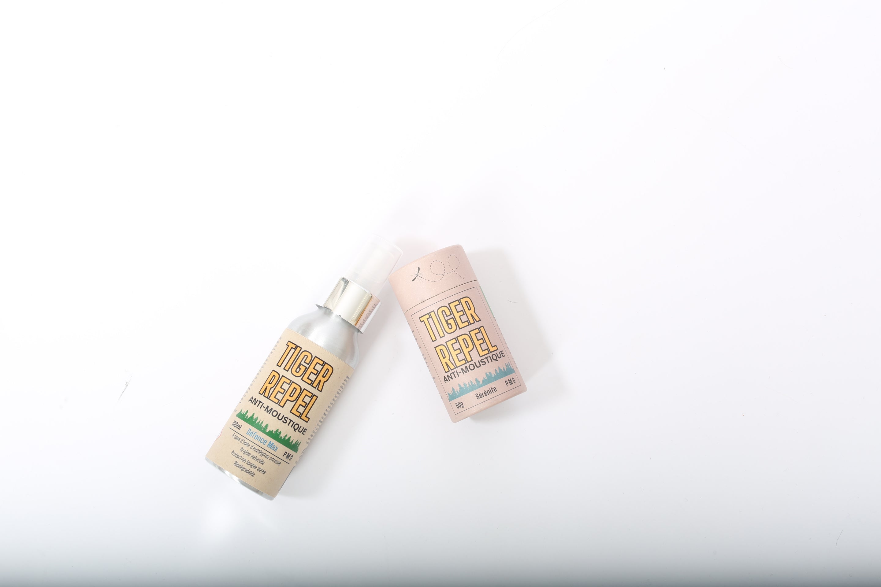 Le spray et le baume anti-moustique TigerRepel présentés sur fond blanc. Formulés avec Citriodiol et des ingrédients naturels, ces produits offrent une protection efficace contre les moustiques, y compris le moustique tigre. Solution respectueuse de la peau et de l’environnement.