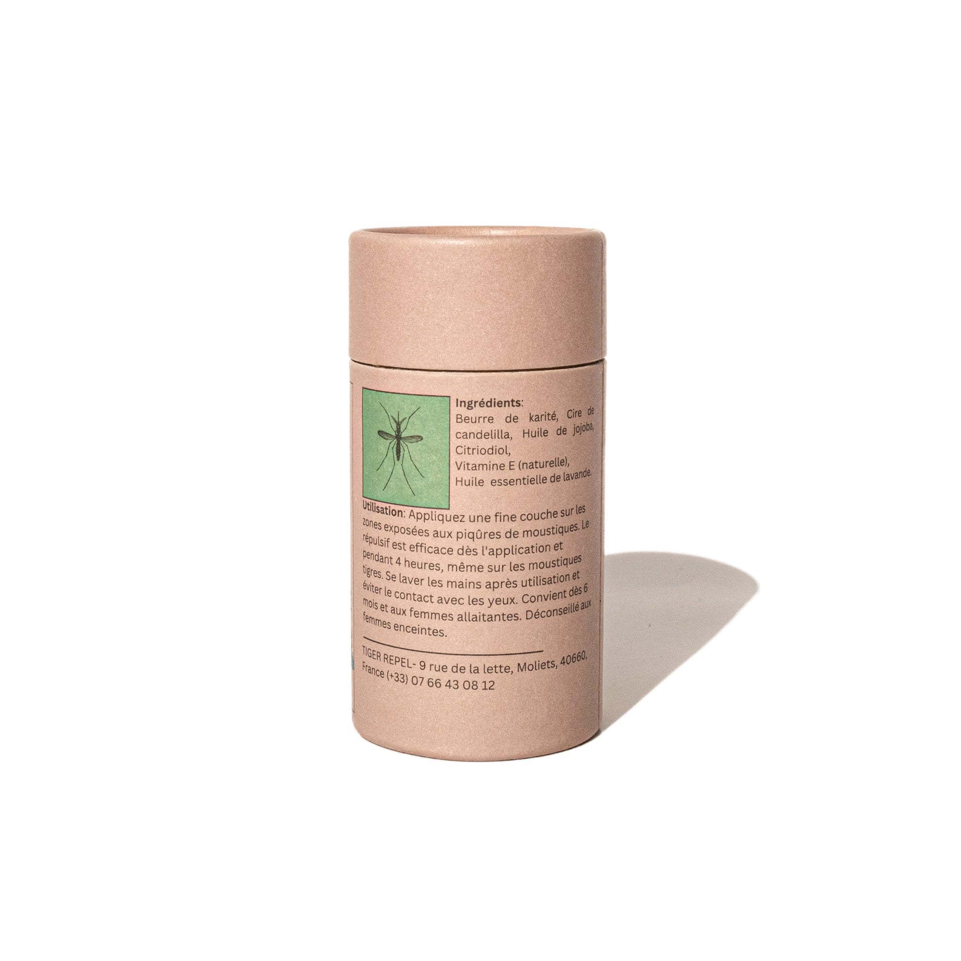 Vue arrière du baume anti-moustique solide TigerRepel montrant la liste des ingrédients naturels, dont le beurre de karité, la cire de candelilla, l’huile de jojoba et le Citriodiol. Informations sur l’utilisation pour une protection efficace contre les moustiques, y compris le moustique tigre. Packaging biodégradable et respectueux de l’environnement.