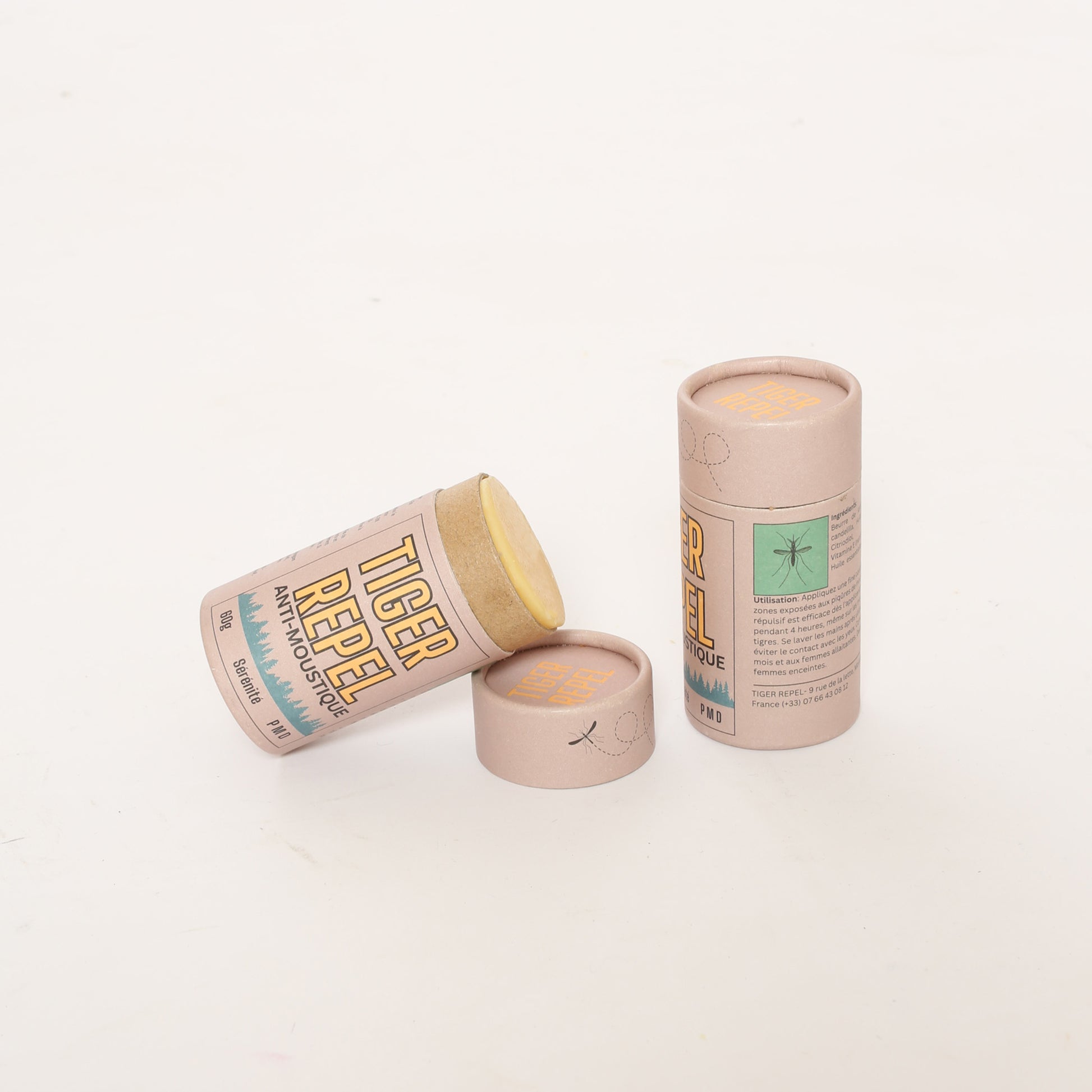 Trois baumes anti-moustique solides TigerRepel en tube biodégradable, avec un stick ouvert révélant sa texture. Formulés avec Citriodiol et des ingrédients naturels pour une protection efficace contre les moustiques, y compris le moustique tigre. Produit respectueux de l’environnement et idéal pour une utilisation en extérieur.