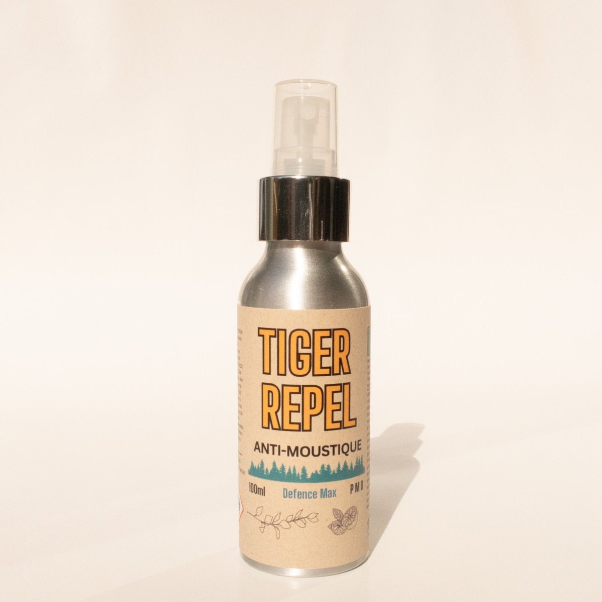 Bouteille de spray anti-moustiques naturel Tiger Repel Defense Max, 100 ml, en aluminium avec étiquette en papier, posé sur une surface blanche