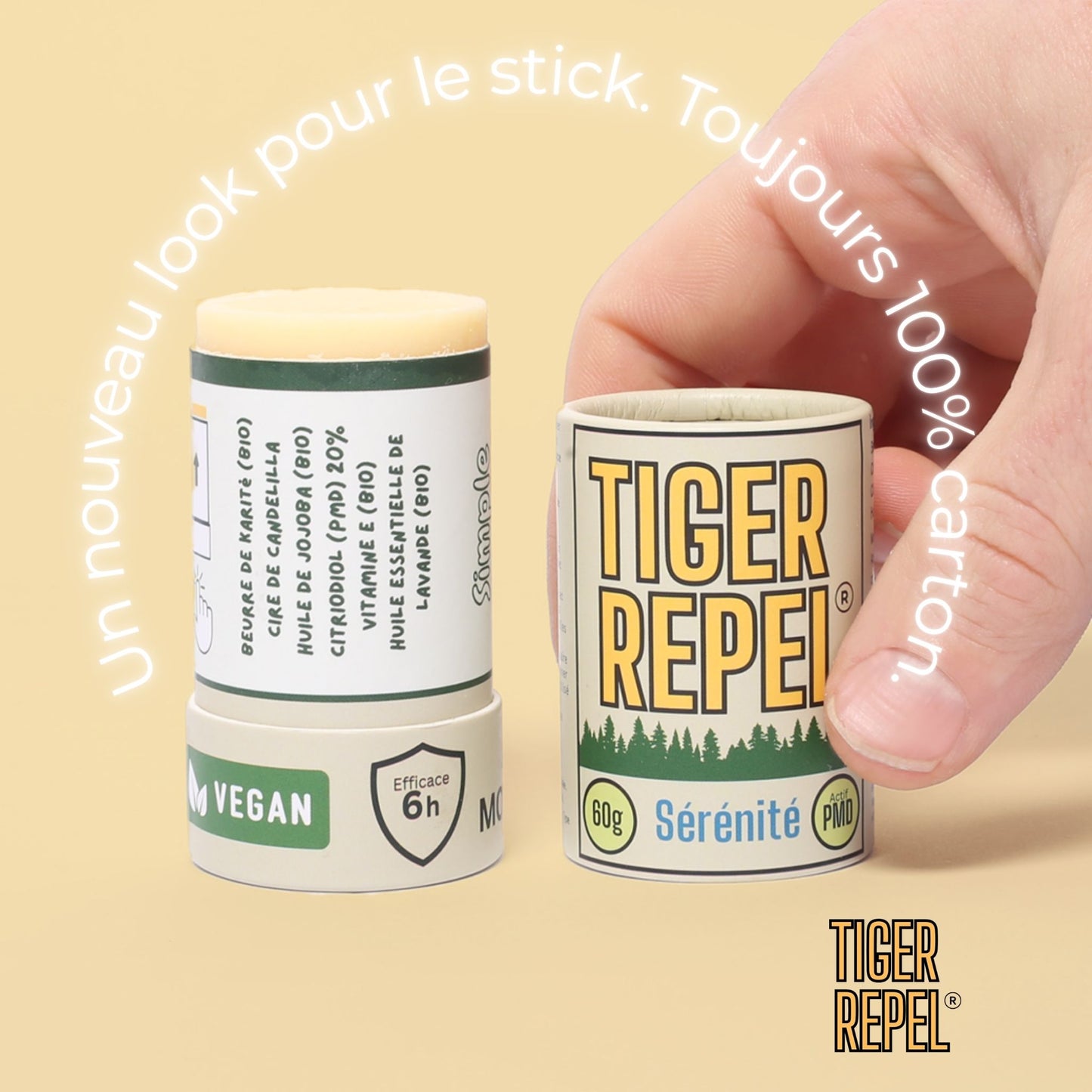 Nouveau packaging 100% carton du stick anti-moustique Tiger Repel Sérénité 60g – formule vegan, efficace 6h, au Citriodiol (PMD), beurre de karité, huile de jojoba et huile essentielle de lavande bio – une main tient le couvercle séparé du stick ouvert